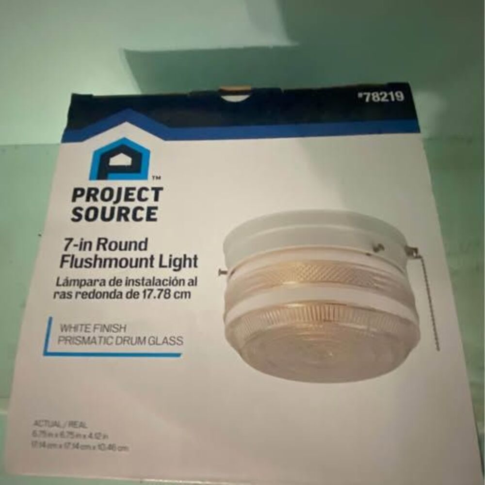 Project source 7in round flush mount light NEW $10 Stamford